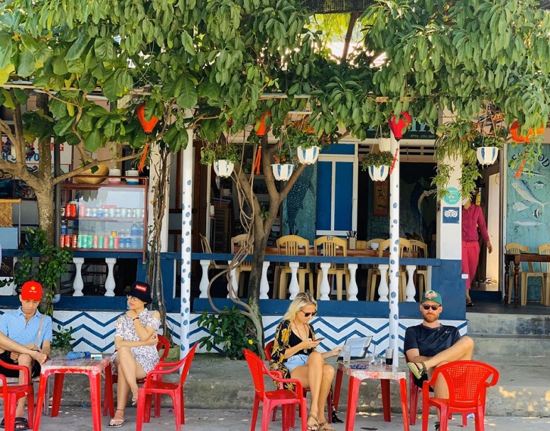 hai nhà hàng ở Cù Lao Chàm